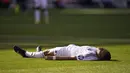 Pemain Real Madrid, Kylian Mbappe tergeletak kecewa setelah timnya kalah dari Barcelona dalam laga lanjutan Liga Spanyol 2024/2025 di Estadi Olimpic Lluis Companys, Barcelona, Spanyol, Minggu (11/05/2025) waktu setempat. (AP Photo/Jose Breton)