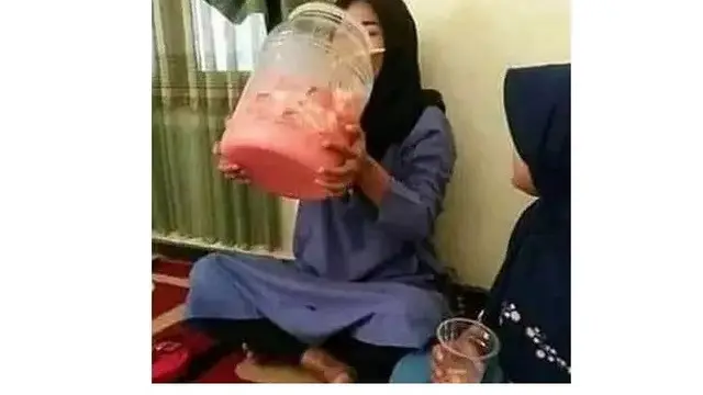 6 Aksi Gokil Orang Minum Porsi Jumbo, Perut Siap Kembung