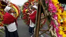 Warga berdiri diantara rangkaian bunga saat digelarnya festival bunga tahunan di Medellin, Kolombia, Minggu (9/8/2015). Festival yang dikenal dengan nama Silleteros Parade ini telah dilangsungkan sejak 1957. (REUTERS/Fredy Builes)