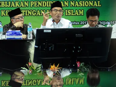 Mendikbud Muhadjir Effendy (kedua kiri) saat menghadiri Rapat Pleno ke-19 Dewan Pertimbangan MUI di Jakarta, Rabu (23/8). Selain rapat juga dilakukan Dialog Kebijakan Pendidikan Nasional dan Kepentingan Umat Islam. (Liputan6.com/Helmi Fithriansyah)