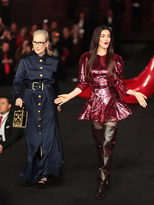 Gau tersebut adalah rancangan Stella McCartney, yang memberikan look fresh pada Anne.   [Foto: Anne Hathaway]