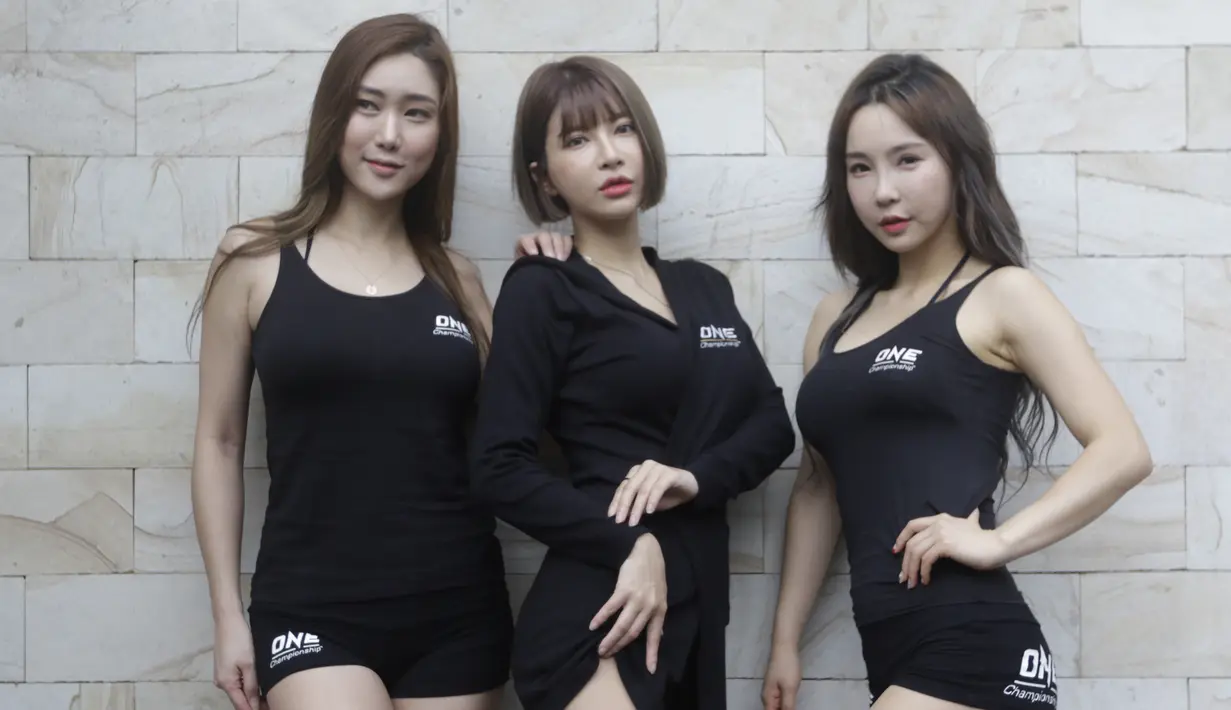 Tiga orang gadis ring One Championship berpose saat sesi foto di Hotel Century, Jakarta, Jumat (18/1). Ketiganya akan bertugas pada gelaran One Championship di Istora Senayan pada Sabtu (19/1) besok. (Bola.com/Vitalis Yogi Trisna)