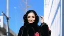 Gaya busananya pun terlihat kekinian dengan suede sweater dan latex legging hitam. Tak terlihat udah berusia 40 tahun, bukan? [@ashanty_ash]