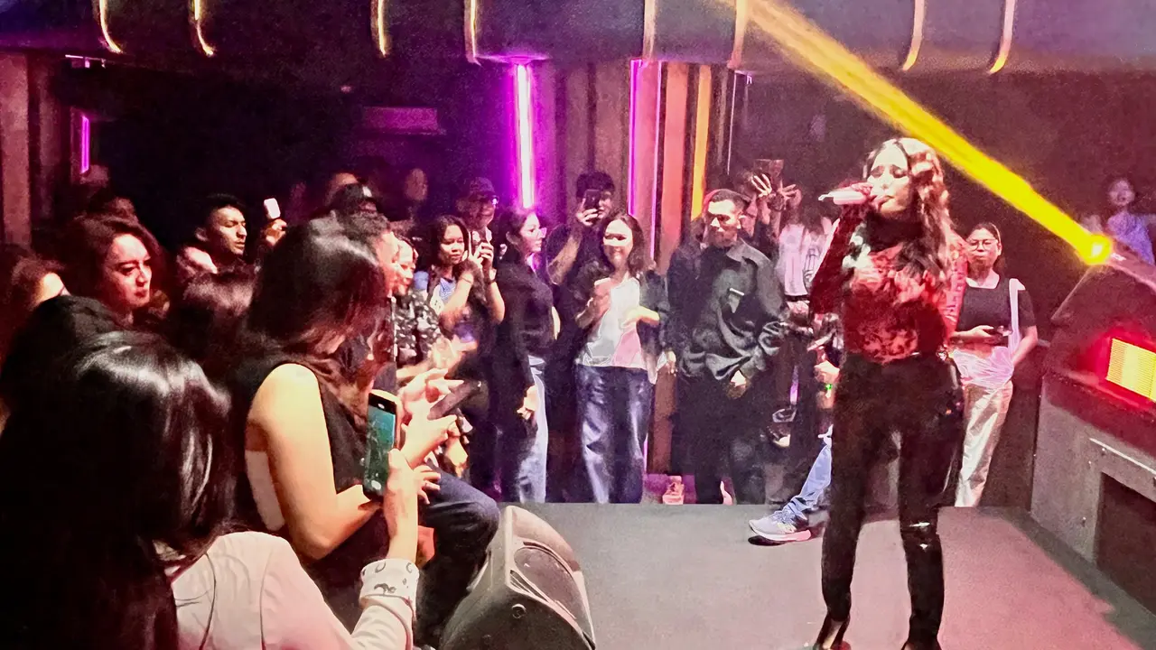 Nikita Mirzani menjadi Ratu Karaoke Zen Thamrin