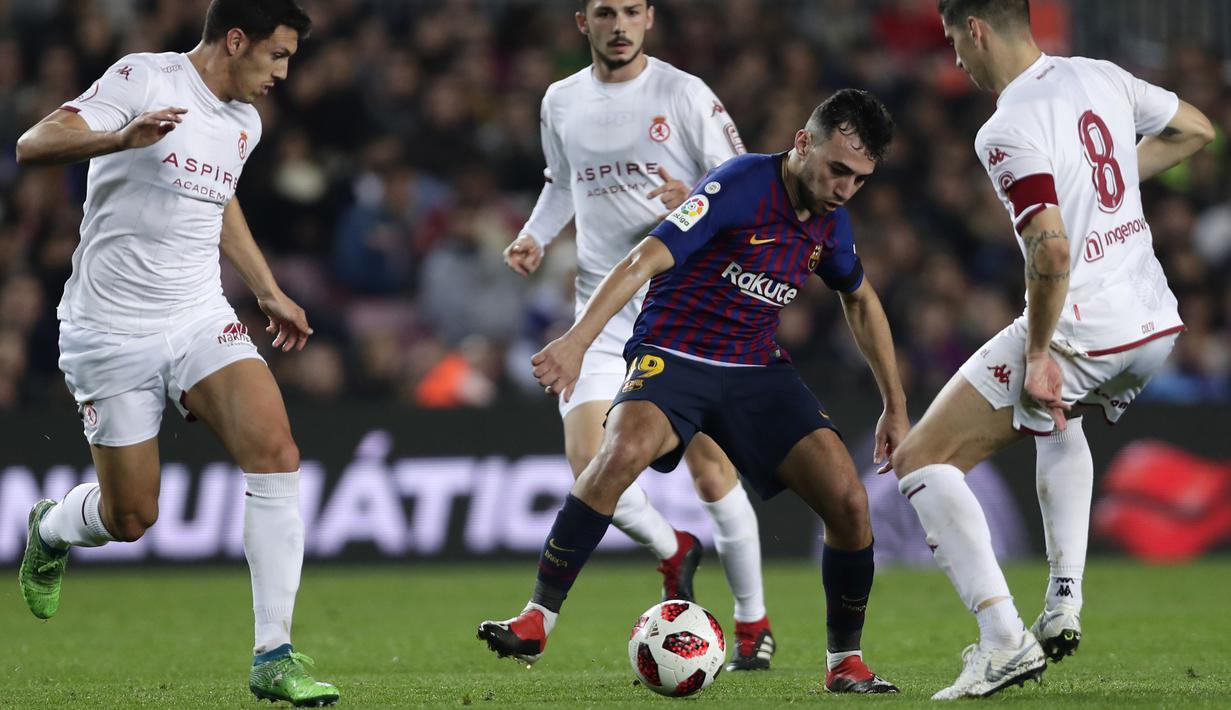 Striker Barcelona, Munir El Haddadi, berusaha melewati pemain Cultural Leonesa pada laga Copa del Rey di Stadion Camp Nou, Rabu (5/12). Barcelona menang 4-1 atas Cultural Leonesa. (AP/Manu Fernandez)