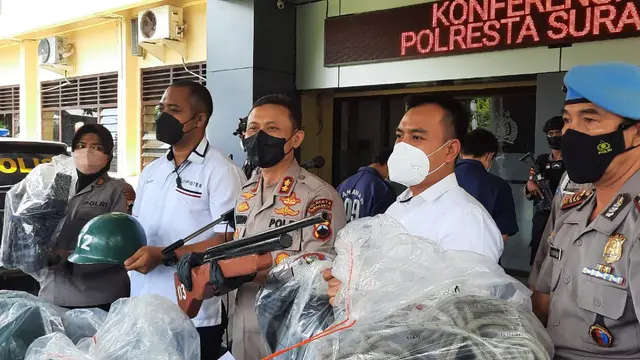 Waka Polresta Solo Tunjukkan Barang Bukti Penganiayaan Mahasiswa UNS