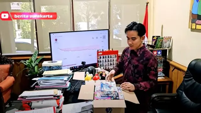Gibran Rakabuming Bereskan Meja Kerja Usai Mundur dari Wali Kota Solo, Tumpukan Barang-Barangnya Jadi Sorotan