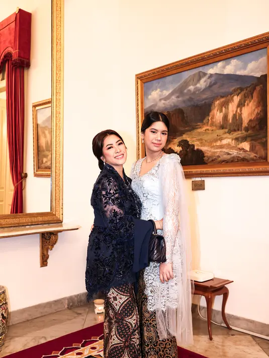 Annisa Pohan tampil memesona pancarkan aura ayu seorang putri Jawa dengan padu padan kebaya dan kain batik. [Foto: Document/Bintang Radityo]