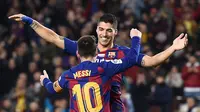 Luis Suarez merayakan golnya ke gawang Real Mallorca bersama Lionel Messi (AFP)