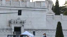 Orang-orang yang memakai masker terlihat di Piazza Venezia di Roma, Italia, pada 6 Oktober 2020. Pemerintah Italia juga mengumumkan situasi darurat nasional, yang pertama kali diberlakukan pada 31 Januari, akan diperpanjang "setidaknya" hingga genap satu tahun penerapannya. (Xinhua/Cheng Tingting)