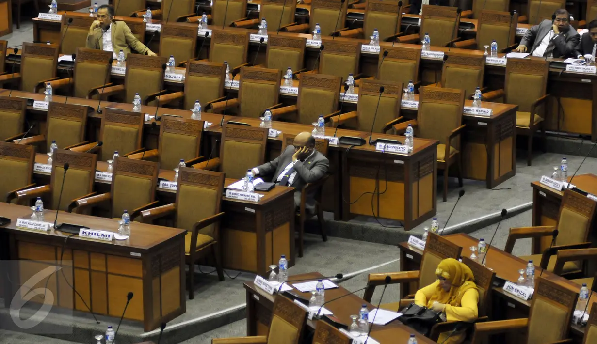 Sejumlah Anggota dewan mengikuti Sidang Paripurna di Kompleks Parlemen Senayan, Jakarta, Selasa (23/2). Sejumlah kursi juga tampak kosong dalam sidang yang membahas pengesahan RUU Tapera menjadi Undang-Undang. (Liputan6.com/Johan Tallo)