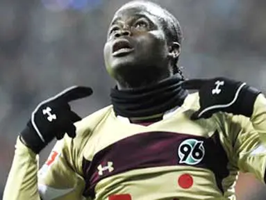 Selebrasi gol yang khas dari striker Hannover 96 asal Pantai Gading, Didier Ya Konan, usai menjebol gawang Werder Bremen dalam lanjutan Bundesliga, di Bremen, 13 Februari 2011. AFP PHOTO / FABIAN BIMMER