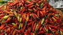 Tumpukan cabai yang dijual di Pasar Lembang, Tangerang, Banten, Selasa (21/12/2021). Jelang Natal, harga cabai rawit merah alami kenaikan hingga menembus Rp 100 ribu per kilo. (Liputan6.com/Angga Yuniar)