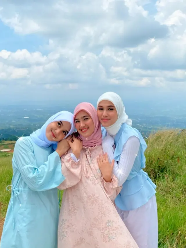 Bintang Love Story The Series SCTV melakukan syuting video greetings Ramadan 2022 (Foto: Instagram/@estapramanita)