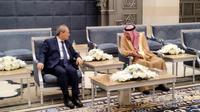 Wakil Menteri Luar Negeri Saudi Waleed Al-Khuraiji, kanan, bertemu Menteri Luar Negeri Suriah Faisal Mekdad, setibanya di Bandara Internasional King Abdulaziz, di Jeddah, Arab Saudi, Rabu, 12 April 2023 [SANA via AP]
