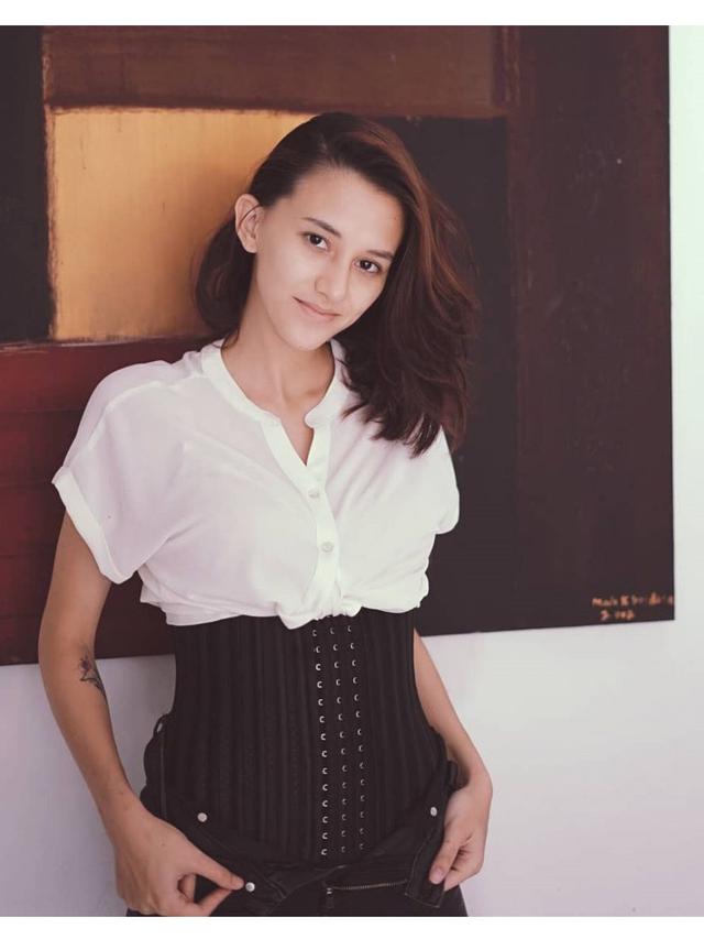 Artis Berparas Bule Namun Keturunan Jawa yang Cantik Mempesona