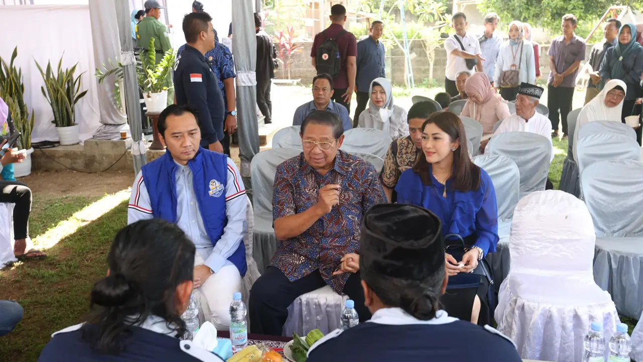 Presiden ke-6 RI sekaligus Ketua Majelis Tinggi Partai Demokrat Susilo Bambang Yudhoyono (SBY) bersama Caleg DPR RI nomor urut 1 dari Partai Demokrat, Edhie Baskoro Yudhoyono (Istimewa)