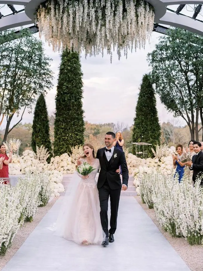 Detail Gaun Pernikahan Jennifer Gates Berhiaskan Renda Makrame Rancangan Vera Wang