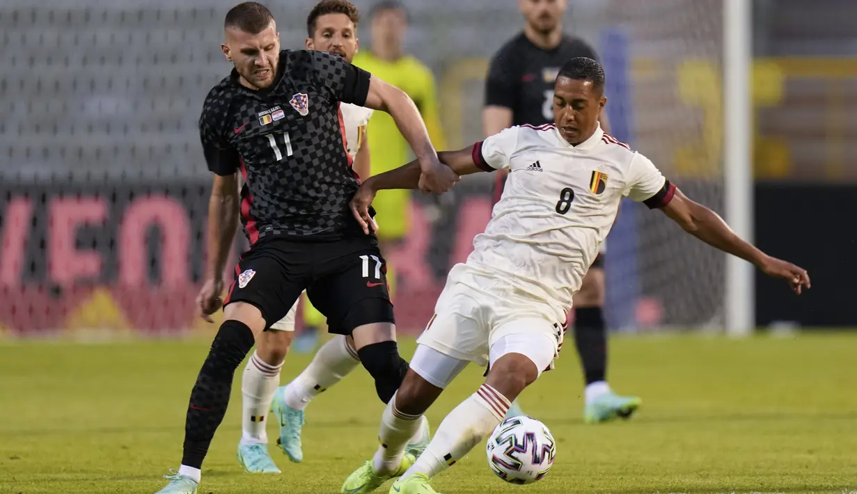 Gelandang timnas Kroasia, Marcelo Brozovic berebut bola dengan gelandang Belgia, Youri Tielemans dalam laga uji coba menjelang Euro 2020 di Stade Roi Baudouin, Senin (7/6/2021) dinihari WIB. Belgia mengatasi Kroasia dengan skor 1-0 berkat gol semata wayang Romelu Lukaku. (AP Photo/Francisco Seco)