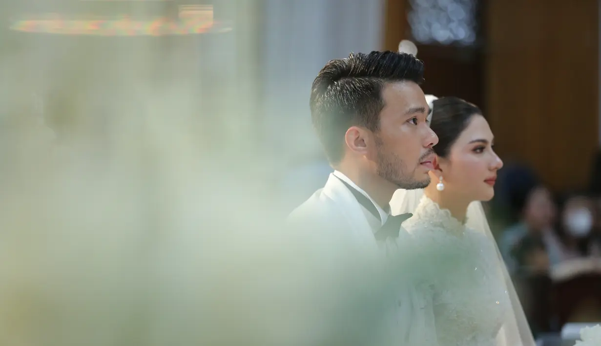 <p>Terlihat wajah gugup dari Jessica Mila dan Yakup Hasibuan. Kendati begitu, Jessica Mila mencoba sedikit demi sedikit tersenyum. [Fimela.com/Daniel Kampua]</p>