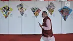 Pengunjung melintas di depan koleksi layang-layang yang dipamerkan dalam India-Indonesia Kite Exhibition di Lapangan Monas, Jakarta, Rabu (30/5). Pameran layang-layang ini bertemakan "Ramayana". (Merdeka.com/Iqbal S. Nugroho)