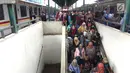 Sejumlah penumpang menuruni tangga usai menaiki KRL Commuter Line di Jakarta, Sabtu (27/1). PT Kereta Commuter Indonesia, operator KRL Commuter Line menargetkan mengangkut 320,03 juta penumpang atau naik 9,5 persen. (Liputan6.com/Immanuel Antonius)
