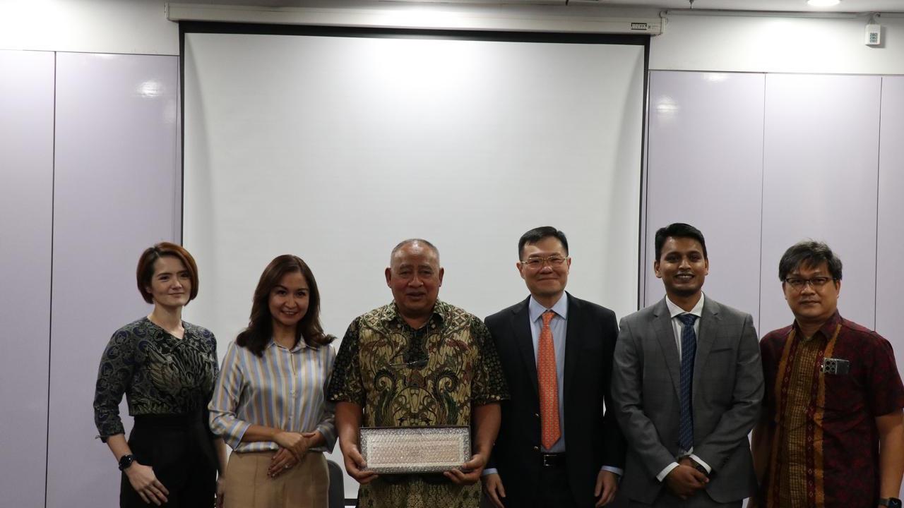 Round Table Discussion (RTD) bertema Bariatric Laparoscopy: Current and Future in Medicine dan The Future of Minimally Invasive and Robotic Surgery in Colorectal Cancer Management.