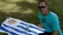 Adapula Pablo yang merupakan warga Uruguay yang sengaja datang untuk menyaksikan laga bersejarah antara Prancis melawan Portugal. (Bola.com/Vitalis Yogi Trisna)