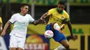 Bek Brasil, Danilo, berebut bola dengan pemain Bolivia pada laga kualifikasi Piala Dunia 2020 di Corinthians Arena, Sabtu (10/10/2020) pagi WIB. Brasil menang 5-0 atas Bolivia. (AFP/Buda Mendes/various sources)