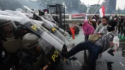 Aksi unjuk rasa yang dilakukan sekelompok massa dan mahasiswa di depan gedung MPR, DPR dan DPD, Jakarta, Kamis (28/8/2025) berlangsung ricuh. (merdeka.com/Arie Basuki)