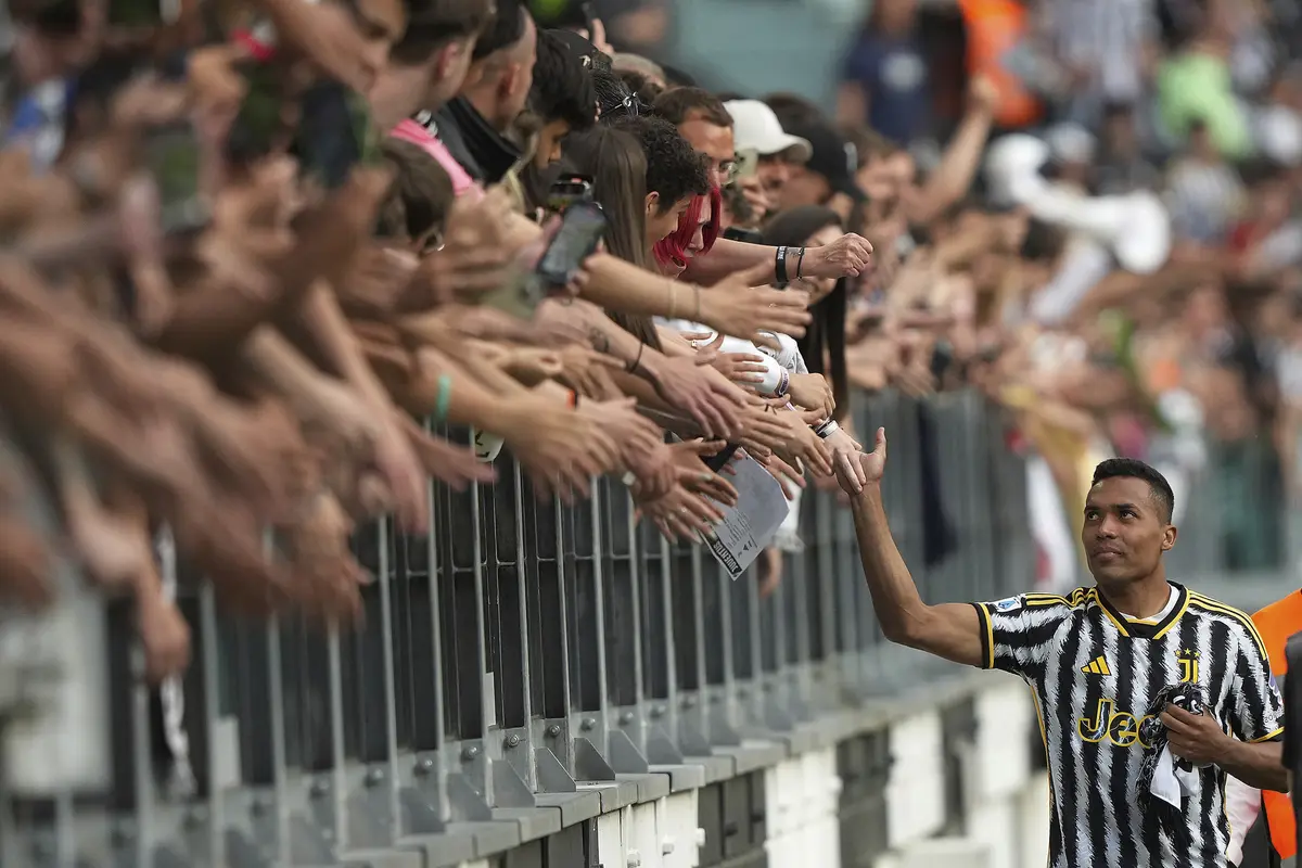 Alex Sandro menyampaikan salam perpisahan untuk fans Juventus