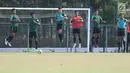 Pemain Indonesia U-19 melakukan pemanasan jelang laga internal di Lapangan A Kompleks GBK, Jakarta, Rabu (3/10). Latihan ini persiapan penentuan skuat utama Timnas Indonesia di Piala Asia U-19. (Liputan6.com/Helmi Fithriansyah)