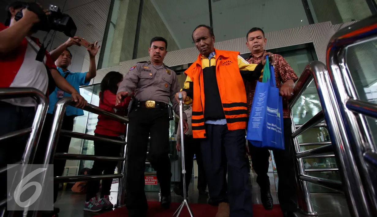 Sugiharto diperiksa KPK sebagai tersangka terkait kasus korupsi pengadaan paket penerapan e-KTP secara nasional tahun 2011-2012 yang diduga merugikan negara hingga Rp2 triliun, Jakarta, Jum'at (21/10). (Liputan6.com/Helmi Afandi)