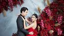 Berlatar seolah taman bunga, Glenca memakai gaun strapless merah dengan aksen tiered yang mewah. [@fdphotography]