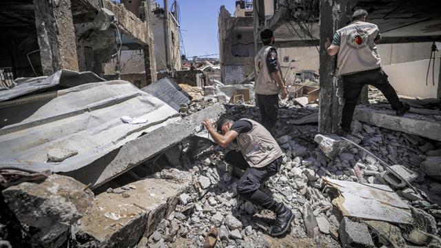 FOTO: Mengumpulkan Proyektil yang Tidak Meledak Usai Konflik Hamas - Israel