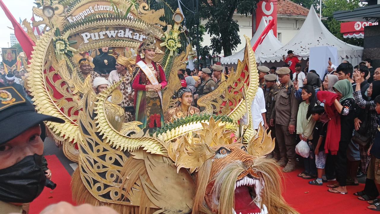 Warga Tumpah Ruah! Kirab Budaya HUT ke-80 Jabar Bikin Bandung Meriah
