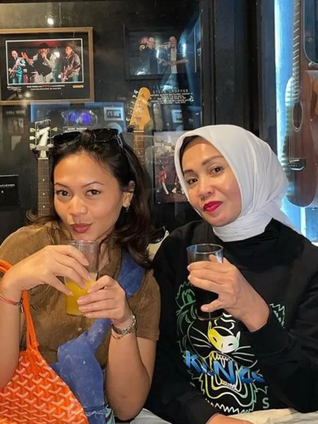 Bergaya rock n roll dengan sang ibu