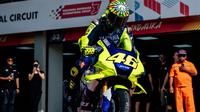 Momen legenda MotoGP Valentino Rossi saat mengaspal di Sirkuit Pertamina Mandalika, Lombok. (Pertamina Lubricants)