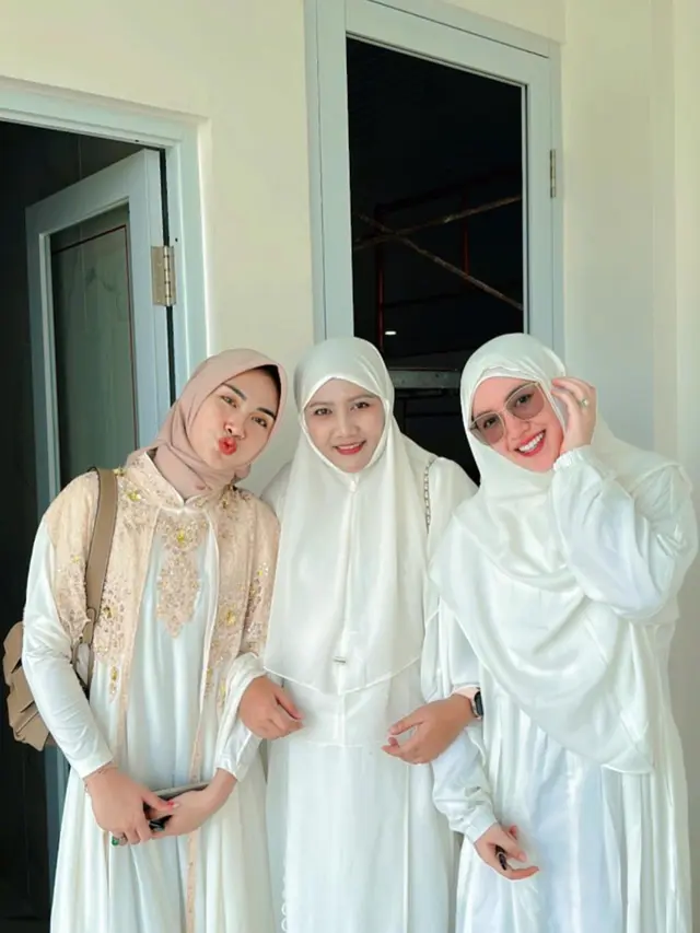 6 Potret Happy Asmara Pakai Busana Muslim Serba Putih, Wajahnya Bikin Pangling