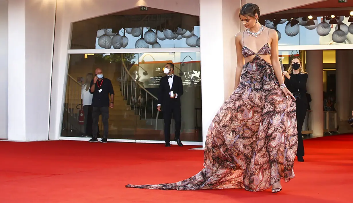 Model Taylor Hill berpose untuk fotografer setibanya dalam upacara pembukaan Venice Film Festival ke-77 di Venesia, Italia, Rabu (2/9/2020). Venice Film Festival tahun ini akan berlangsung dari tanggal 2 hingga 12 September.  (Photo by Joel C Ryan/Invision/AP)