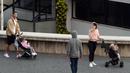 Cristiano Ronaldo bersama kekasihnya Georgina Rodriguez mengajak anak-anaknya berjalan santai di Funchal, Portugal, Sabtu (28/3/2020). Bintang Juventus ini memilih pulang kampung saat Serie A dihentikan sementara karena wabah virus corona. (AFP/Helder Santos)