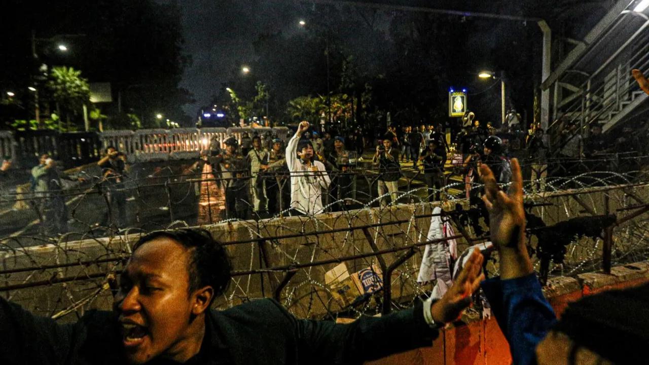 Massa aksi dari Badan Eksekutif Mahasiswa Seluruh Indonesia (BEM SI) masih bertahan hingga malam saat menggelar aksi demonstrasi di kawasan Patung Kuda, Jakarta, Jumat (20/10/2023).