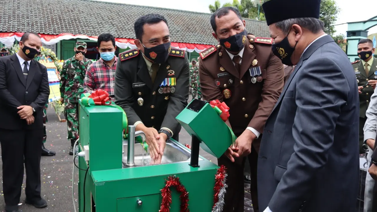 Dandim 0611 Garut, Letkol CZI Deni Iskandar bersama Kajari Garut Sugeng Hariadi dan Bupati Garut Rudy Gunawan, memperlihatkan mesin cuci otomati inovasi kodim 0611 Garut.