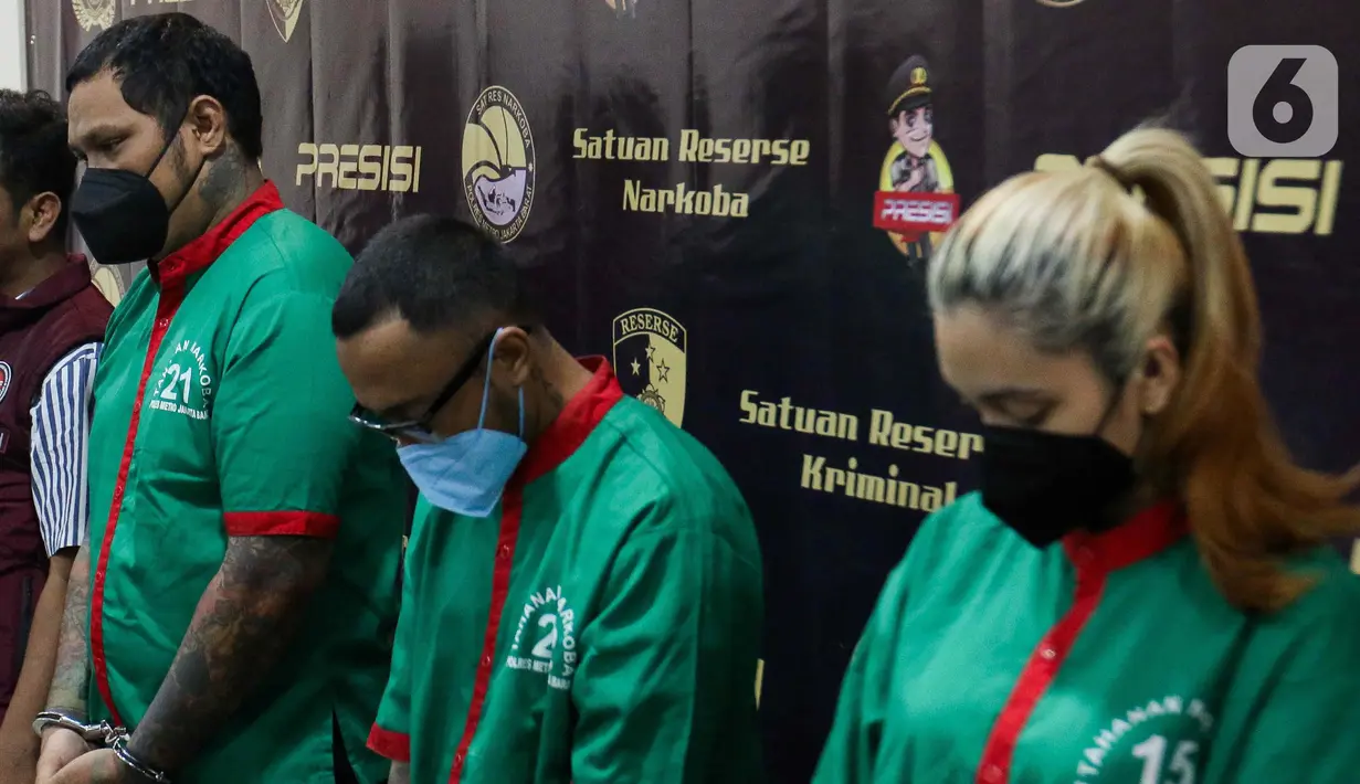 Bersama wanita berinisial PA dan pria berinisial BGS, Virgoun ditetapkan sebagai tersangka kasus penyalahgunaan narkotika. (Liputan6.com/Herman Zakharia)