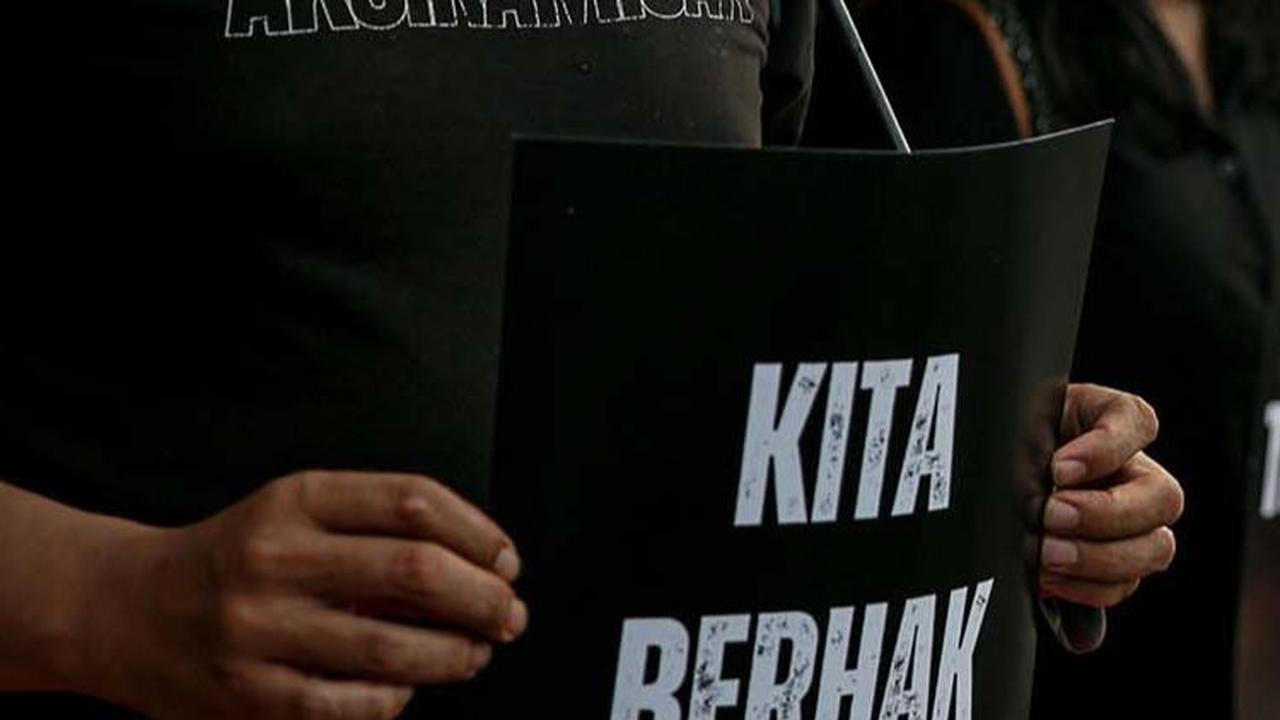 Mereka juga menyoroti persidangan Haris Azhar dan Fatia Maulidiyanti yang dikriminalisasi semata-mata karena menyampaikan kritikan terhadap pejabat publik.<br>