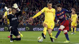 Lionel Messi melepaskan tembakan saat dihadang para pemain Sporting Gijon pada lanjutan La Liga Spanyol di Stadion Camp Nou, Barcelona, Sabtu (23/4/2016). (Reuters/Albert Gea)