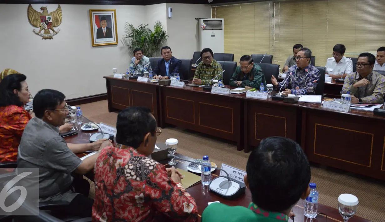 Suasana Rapat konsultasi MPR dan DPD di Senayan, Jakarta, Selasa (27/9).  Rapat tersebut membahas penyampaian rekomendasi tertulis terkait penguatan peran DPD melalui amandemen untuk dibahas lebih lanjut oleh pimpinan MPR. (Liputan6.com/Johan Tallo)