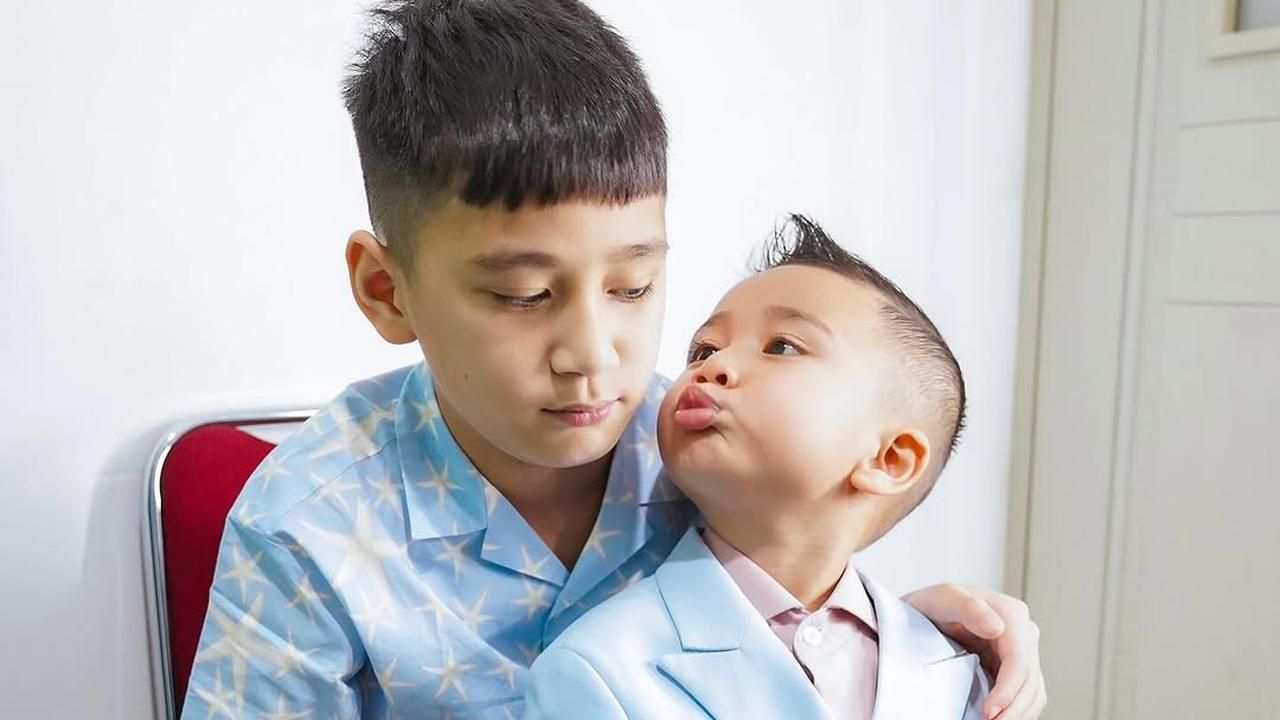 Potret Raffi Ahmad Syuting Ditemani Rafathar, Rayyanza dan Lily