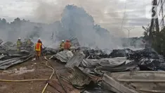 Petugas pemadam kebakaran melakukan pendingin di Pabrik penggilingan kapas,  Pasar Rebo, Jakarta Timur, Selasa (16/11/2021). Sudin Penanggulangan Kebakaran dan Penyelamatan (Gulkarmat) Jakarta Timur menurunkan 13  mobil pemadam kebakaran  untuk memadamkan api. (Liputan6.com/Herman Zakharia)
