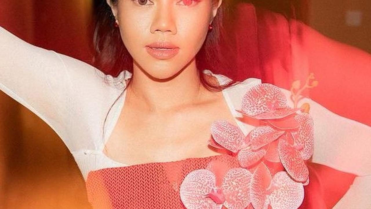 Make up yang digunakan Yura cukup minimalis. Tak ada sapuan eye shadow dengan warna neon atau lipstik berwarna terang. Sebaliknya, Yura sengaja memilih warna lembut agar tampilan wajah khas Indonesianya tetap menonjol.